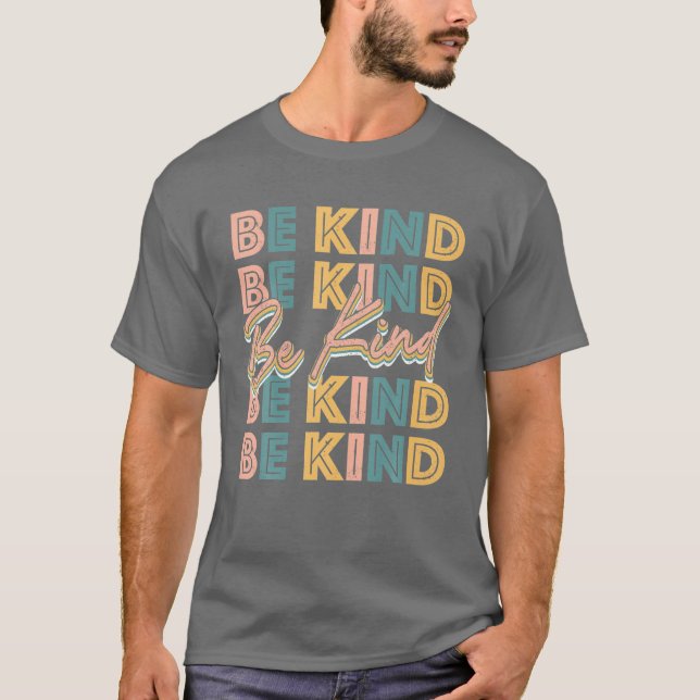 Camiseta Em Um Mundo Onde Você Pode Ser Qualquer Coisa Que  (Frente)