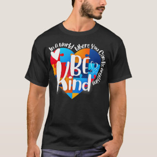 Camiseta Em Um Mundo Onde Você Pode Ser Qualquer Coisa Que 