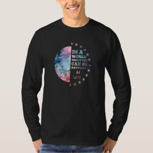 Camiseta Em Um Mundo Onde Você Pode Ser Qualquer Coisa Que