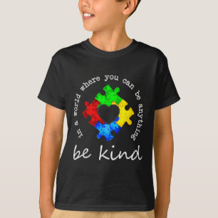 Camiseta Em Um Mundo Onde Você Pode Ser Qualquer Coisa Que