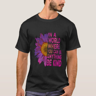 Camiseta Em Um Mundo Onde Você Pode Ser Qualquer Coisa Que