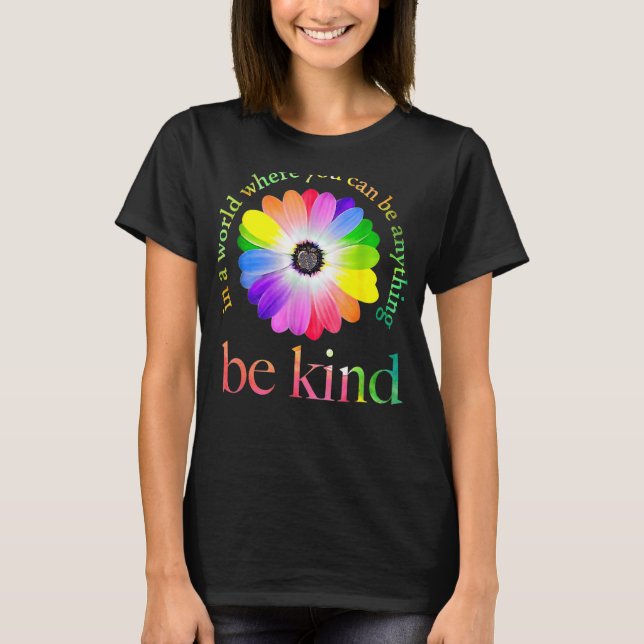 Camiseta Em um mundo onde você pode ser qualquer coisa, sej (Frente)