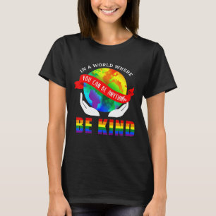 Camiseta Em um Mundo Onde Você Pode Ser Qualquer Coisa Seja