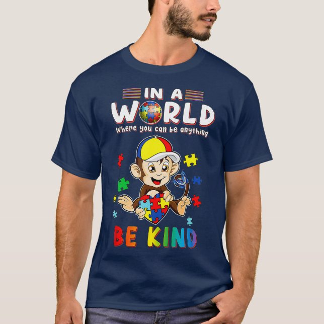 Camiseta Em Um Mundo Onde Você Pode Ser Qualquer Macaco (Frente)