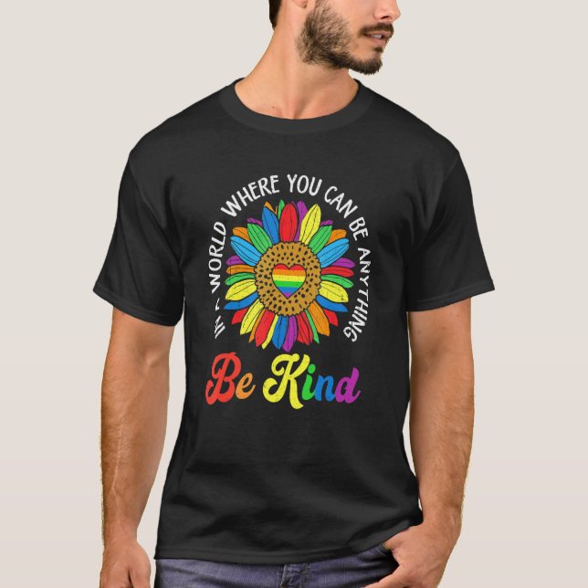 Camiseta Em Um Mundo Seja Gind Orgulho gay Lgbtq Lgbt Ally  (Frente)