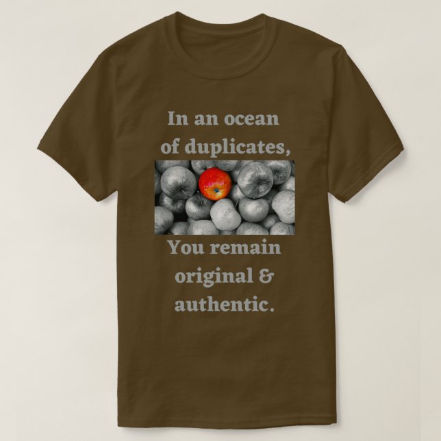 Camiseta Em um oceano de duplicatas você continua sendo a r (Frente do Design)