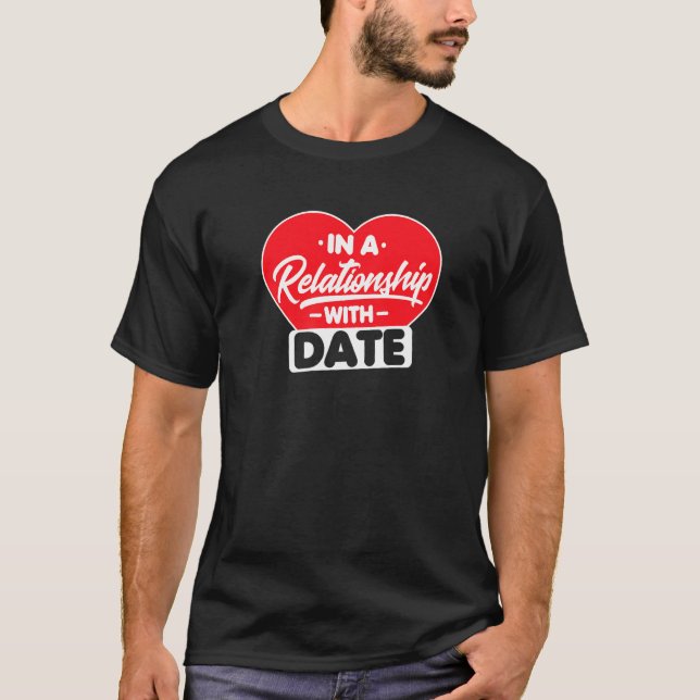 Camiseta Em Um Relacionamento Com Data (Frente)