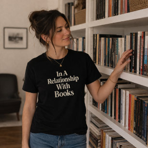 Camiseta Em Um Relacionamento Com Livros Lendo