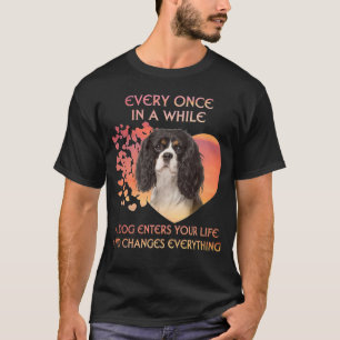 Camiseta Em Um Tempo O Cavaleiro Rei Charles Spaniels