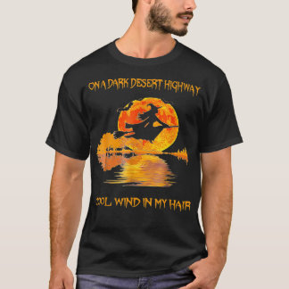 Camiseta Em Uma Estrada Do Deserto Escura, A Bruxa Sente-Se