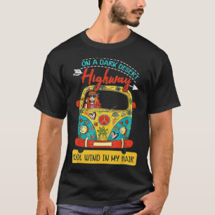 Camiseta Em Uma Estrada Do Deserto Escuro