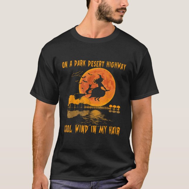 Camiseta Em Uma Estrada Escura Do Deserto - A Bruxa Eólica  (Frente)