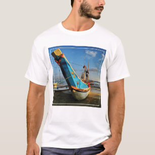 Camiseta Embarcação De Pesca Colorida Pelo Oceano