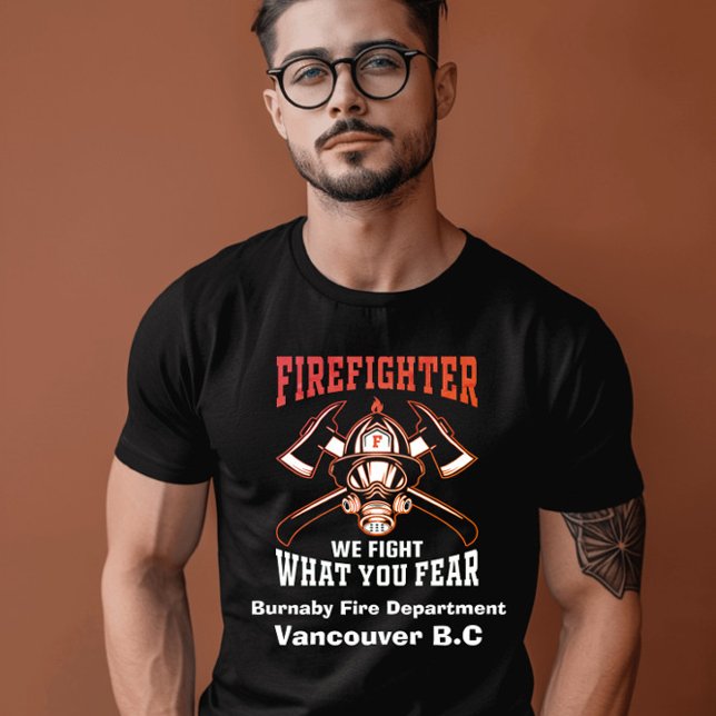 Camiseta Emblema de bombeiro com eixos e capacete (Criador carregado)