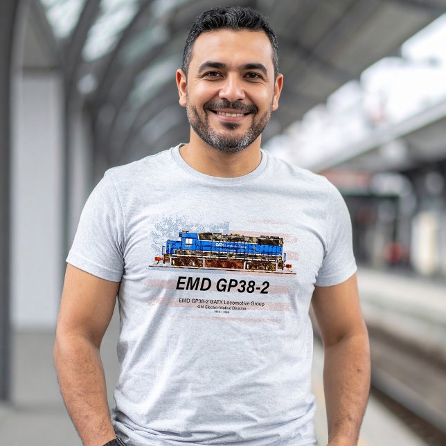 Camiseta EMD GP38-2 Locomotiva diesel e bandeira americana (EMD GP38-2 Diesel Locomotive GATX blue and white. Mens Basic T-Shirt)