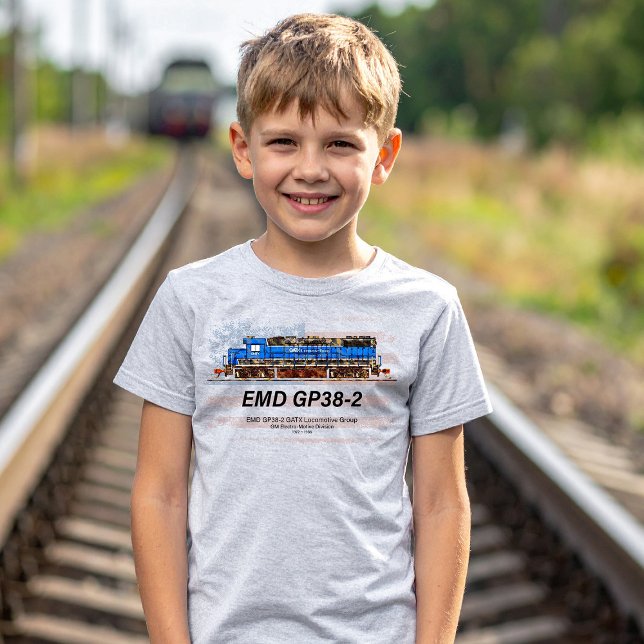 Camiseta EMD GP38-2 Locomotiva diesel e bandeira americana (EMD GP38-2 Diesel Locomotive GATX blue and white. Boy Basic T-Shirt)