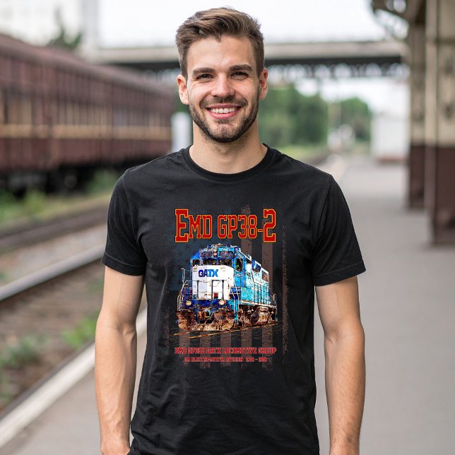 Camiseta EMD GP38-2 Locomotiva diesel e bandeira americana (EMD GP38-2 Diesel Locomotive GATX blue and white. Mens Basic T-Shirt)