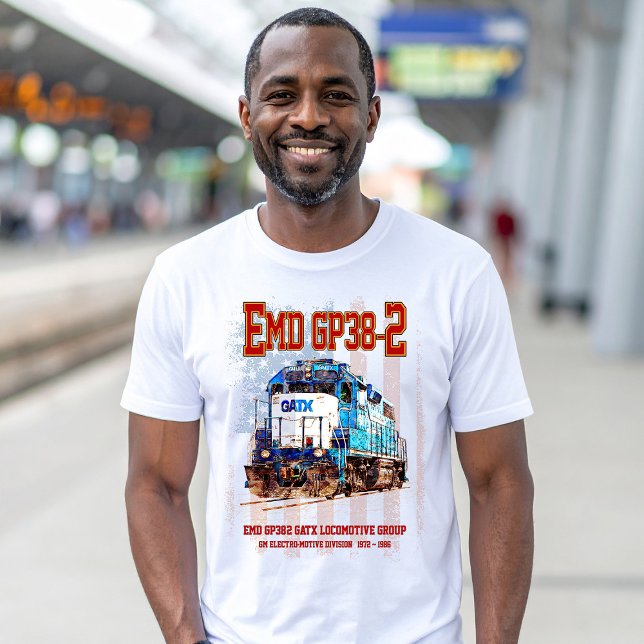 Camiseta EMD GP38-2 Locomotiva diesel e bandeira americana (EMD GP38-2 Diesel Locomotive GATX blue and white. Mens Basic T-Shirt)