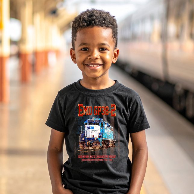Camiseta EMD GP38-2 Locomotiva diesel e bandeira americana (EMD GP38-2 Diesel Locomotive GATX blue and white. Boy Basic T-Shirt)