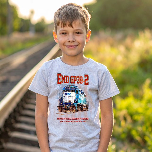Camiseta EMD GP38-2 Locomotiva diesel e bandeira americana (EMD GP38-2 Diesel Locomotive GATX blue and white. Boy Basic T-Shirt)
