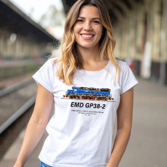Camiseta EMD GP38-2 Locomotive diesel azul e branco GATX (EMD GP38-2 Diesel Locomotive GATX blue and white. Womens Basic T-Shirt)