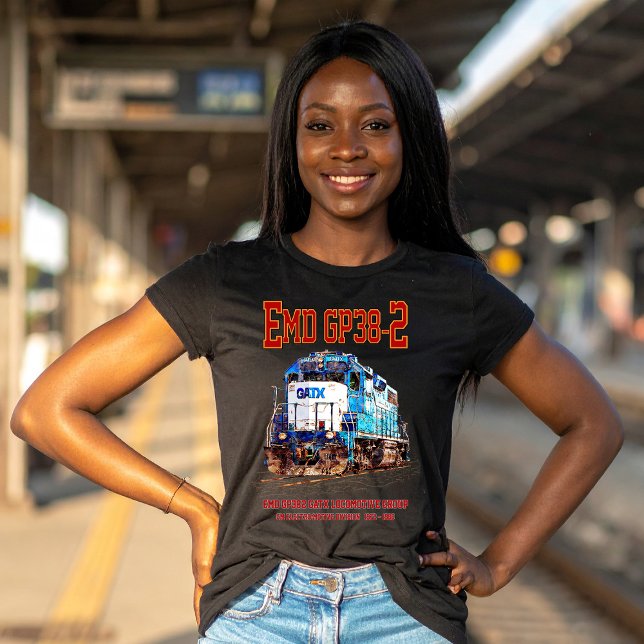 Camiseta EMD GP38-2 Locomotive diesel azul e branco GATX (EMD GP38-2 Diesel Locomotive GATX blue and white. Womens Basic T-Shirt)