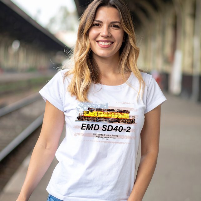 Camiseta EMD SD40-2 Locomotiva Diesel. bandeira americana (EMD SD40-2 Diesel Locomotive. Union Pacific Train. Womens Basic T-Shirt)