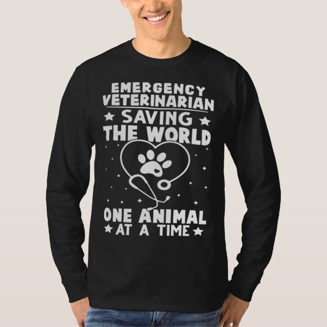 Camiseta Emergency Veterinarian Saving The World Animal At  (Frente)