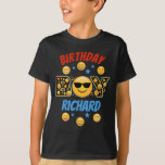 Camiseta Emoji Birthday Boy sorri<br><div class="desc">Comemore o aniversário com esta camiseta especial, design personalizada</div>