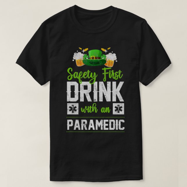 Camiseta EMS Emergency Drink With A Paramedic St Patricks D (Frente do Design)