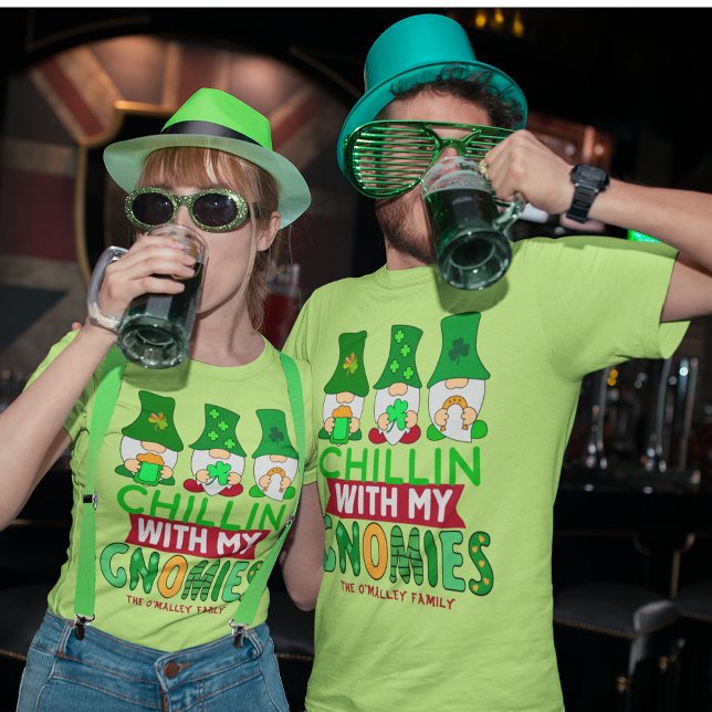 Camiseta Encantado com Gnomies St Paddys Day Unisex (Funny Chillin with Gnomies St Paddys Day Unisex T-Shirt)