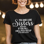 Camiseta Encantadora Engraçada Citação Irmã Se Você Cai No<br><div class="desc">Um presente engraçado para sua irmã com a citação: "Você e eu somos irmãs,  lembrem-se: se você cair,  eu o pegarei depois que eu terminar de rir."</div>