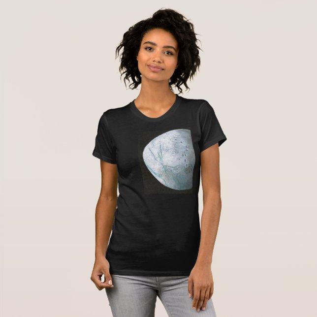Camiseta Enceladus, escura, equipada com mulher (Frente Completa)