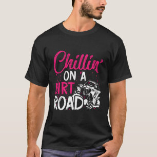 Camiseta Enchendo Em Uma Estrada De Sujeira Ao Lado Da Utv