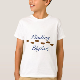 Camiseta Encontrando Bigfoot com pegadas