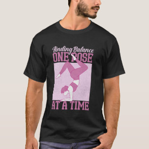 Camiseta Encontrando Equilíbrio Uma Posição de Cada Vez Yog