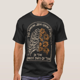 Camiseta Encontre Alguém Que Cultive Flores Na Parte Mais E