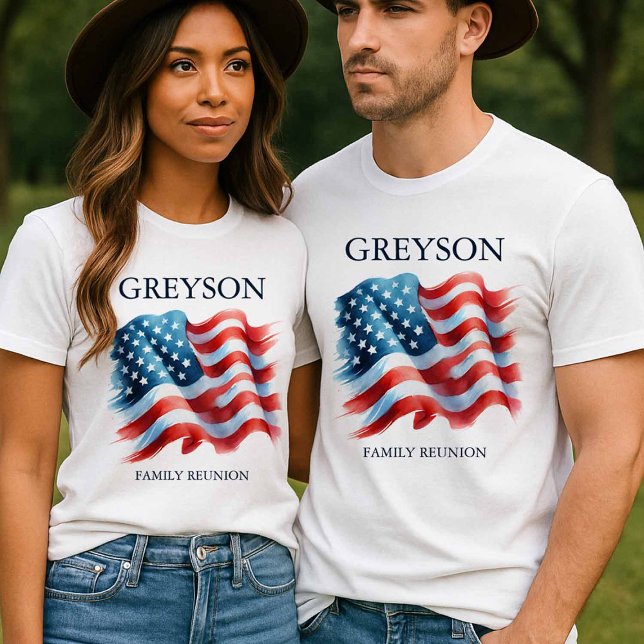 Camiseta Encontro de Família Personalizado de 4 de Julho Co (A couple wearing matching American flag patriotic family reunion t shirts.)