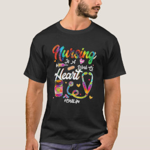 Camiseta Enfermagem é obra de I Heart Cma Life Tie Dye Nurs