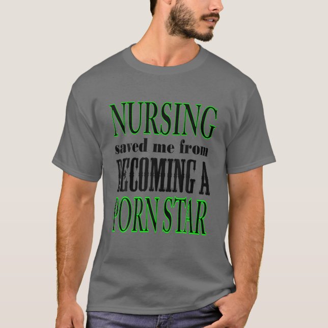 Camiseta Enfermagem Noturna Salvou-Me De Me Tornar CNA NPN  (Frente)