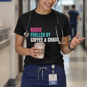 Camiseta Enfermeira Alimentada pelo Caos do Café Citação Di