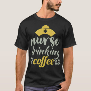 Camiseta Enfermeira Bebendo Café e acampamento de gatos