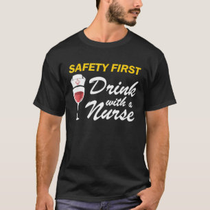 Camiseta Enfermeira Bebida Em Primeiro Lugar Com Vinho De E