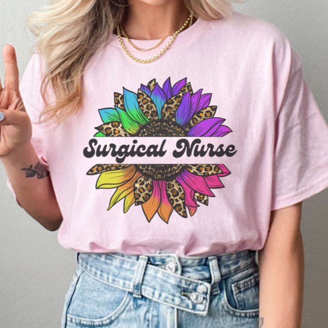 Camiseta Enfermeira cirúrgica Profissão Rainbow Sunflower (Surgical Nurse Profession Rainbow Sunflower T-Shirt
)