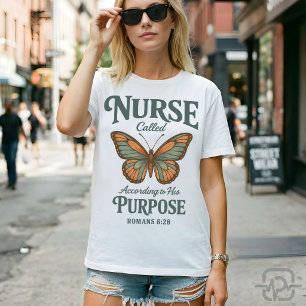 Camiseta Enfermeira Cristã Romanos 8:28 Borboleta Fé