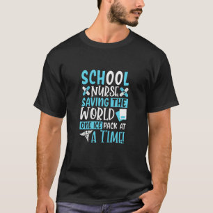Camiseta Enfermeira da escola feminina salvando um pacote m