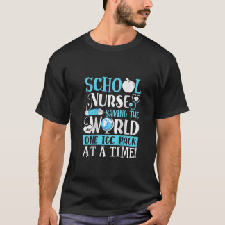 Camiseta Enfermeira da escola feminina salvando um pacote m