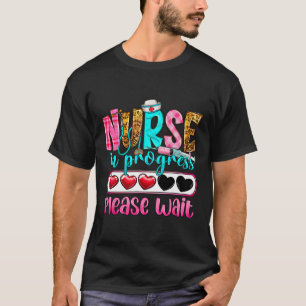 Camiseta Enfermeira em andamento, por favor, espere o futur