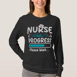 Camiseta Enfermeira em Progresso Carregando Mulheres LS