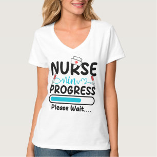 Camiseta Enfermeira em Progresso Carregando Mulheres V-Neck